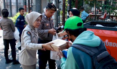 Jumat-Berkah,-Bidhumas-Polda-Jatim-Berbagi-Ratusan-Nasi-Kotak-Gratis